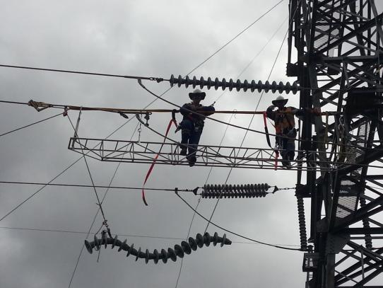 Tension insulator change from horizontal ladder with 3t lever hoist